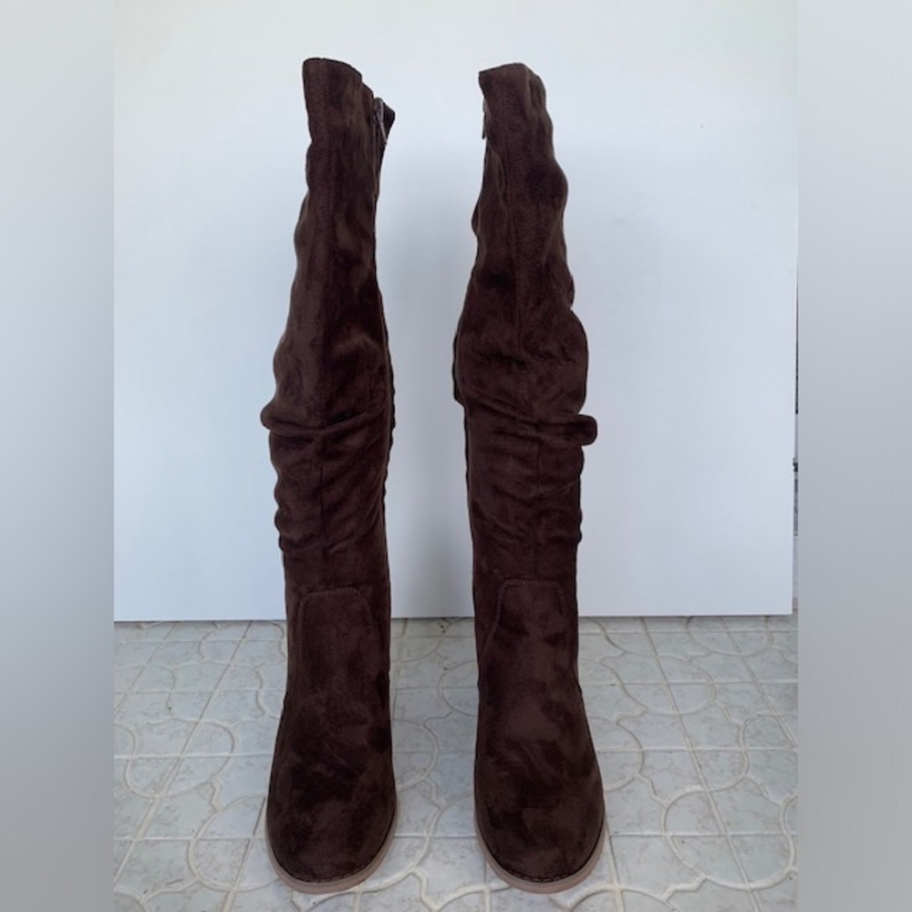 Pre-Owned Brown great quality Faux Suede Tall brown knee boots size 7.5